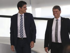 Governador Tarcísio Gomes de Freitas apoia Bolsonaro, gerando controvérsias.