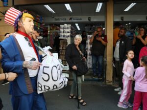 Tarifaço de Trump prejudica imagem dos EUA no Brasil.