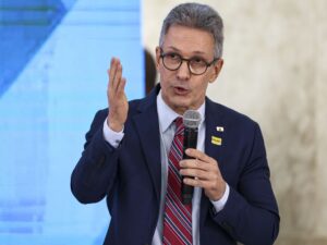 Zema critica tarifas de Trump e pede ação do Brasil.