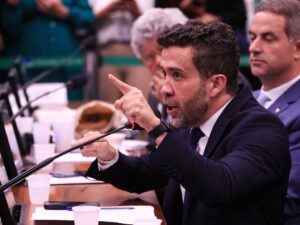** Representação na Câmara contra deputado Janones por ofensas.