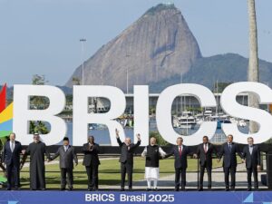 Governo Lula discute redução de gastos e reestruturação ministerial.