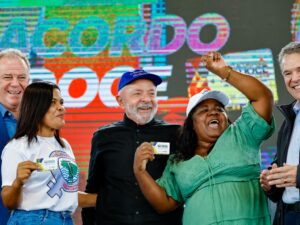 Lula com expressão positiva em meio à crise do Pix, retratando a recuperação da sua aprovação.