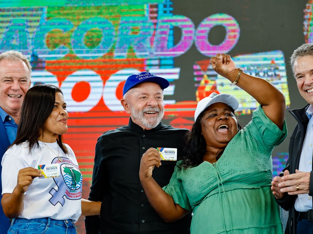 Lula protestando contra tarifas de Trump, usando jabuticaba.