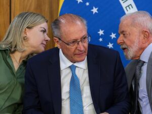 Lula reúne empresários para discutir política comercial com os EUA.