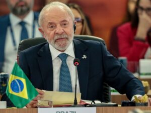 ** Lula responde a Trump, reafirmando a soberania do Brasil.