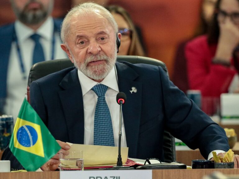 ** Lula responde a Trump, reafirmando a soberania do Brasil.