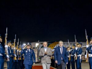 Lula assina manifesto em defesa da democracia com líderes latinos.