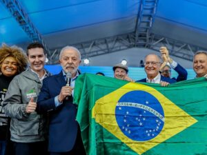 Lula critica Trump e fala sobre taxação de produtos brasileiros.