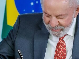** Lula defende a soberania nacional contra tarifas dos EUA.