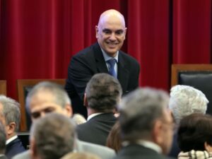 Alexandre de Moraes discute populismo extremista e democracia.