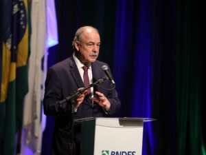 Aloizio Mercadante presenteia Al Gore com café gourmet brasileiro.
