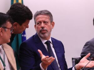 Arthur Lira, ex-presidente da Câmara, articula acordos políticos.
