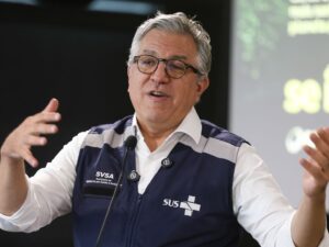 ** Banqueiros analisando sanções da Ofac e impactos no Brasil.