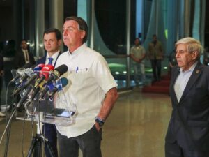 ** Bolsonaro e general acusado de plano golpista em reportagem sobre documentos da PF.