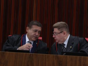 Bolsonaro e filho indiciados por coação no STF, investigação.
