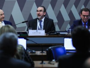 ** Senadores em sabatina para novos indicados em tribunais e agências.