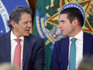 "Aprovação de aumento de pena para crimes online contra crianças"