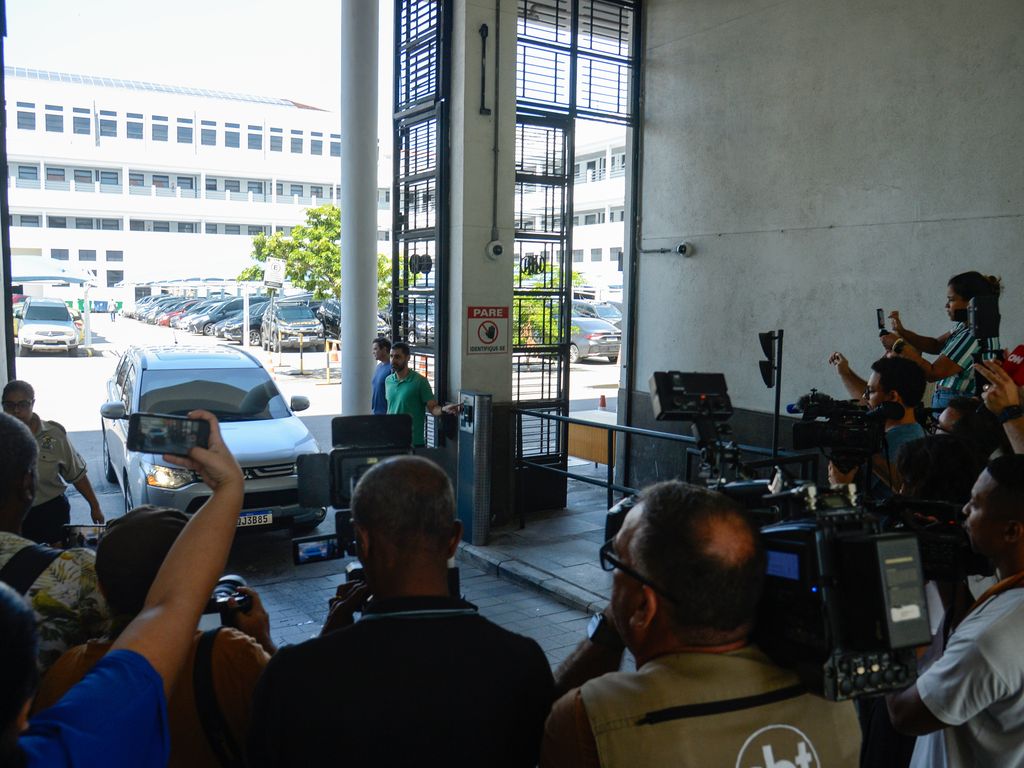 Carlos Bolsonaro enfrenta desafios em sua candidatura ao Senado no Brasil.