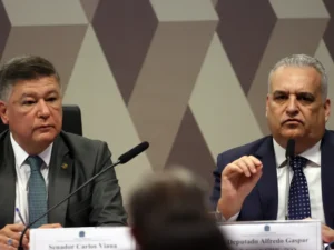Senador Carlos Viana discute CPI do INSS e política governamental.