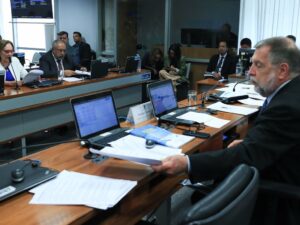Comissão Arns critica sanções de Trump a Moraes em reunião.