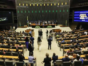 Protesto da oposição no Congresso por anistia e impeachment.