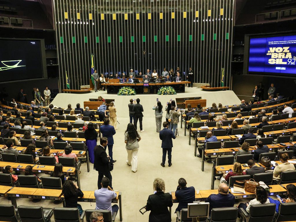 ** Deputados debatem PEC da Blindagem no Congresso Nacional.