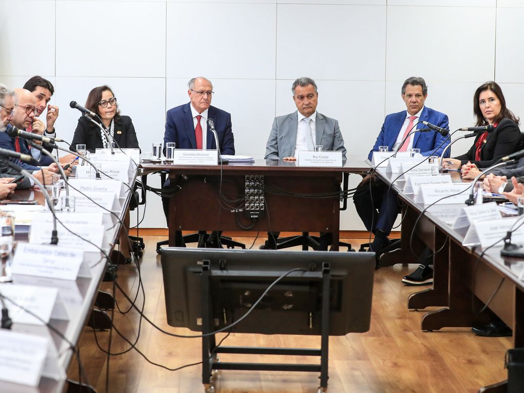 Ministro Haddad fala sobre parcerias Brasil-EUA após tarifas.