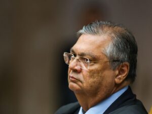 ** Ministro Flávio Dino suspende julgamento no STF sobre leniência.