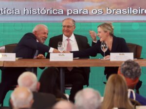 Gleisi Hoffmann elogia presidentes do Congresso por decisões firmes.