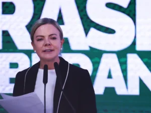 Gleisi Hoffmann defende Flávio Dino e critica Trump pela crise financeira.