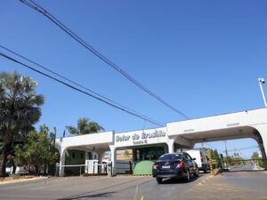 Jair Bolsonaro em prisão domiciliar, recebido por visitantes.