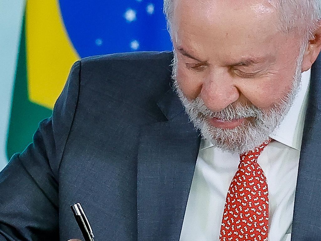 ** Lula discute candidatura a quarto mandato nas eleições de 2026.