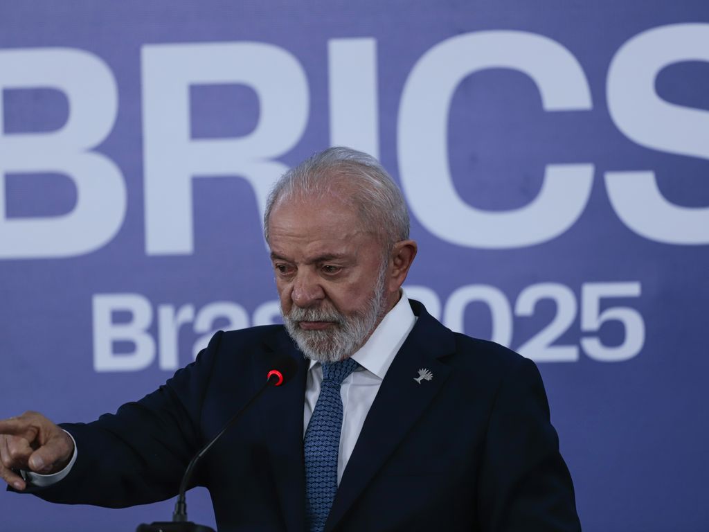 ** Lula discute taxação com Brics para enfrentar tarifas dos EUA.