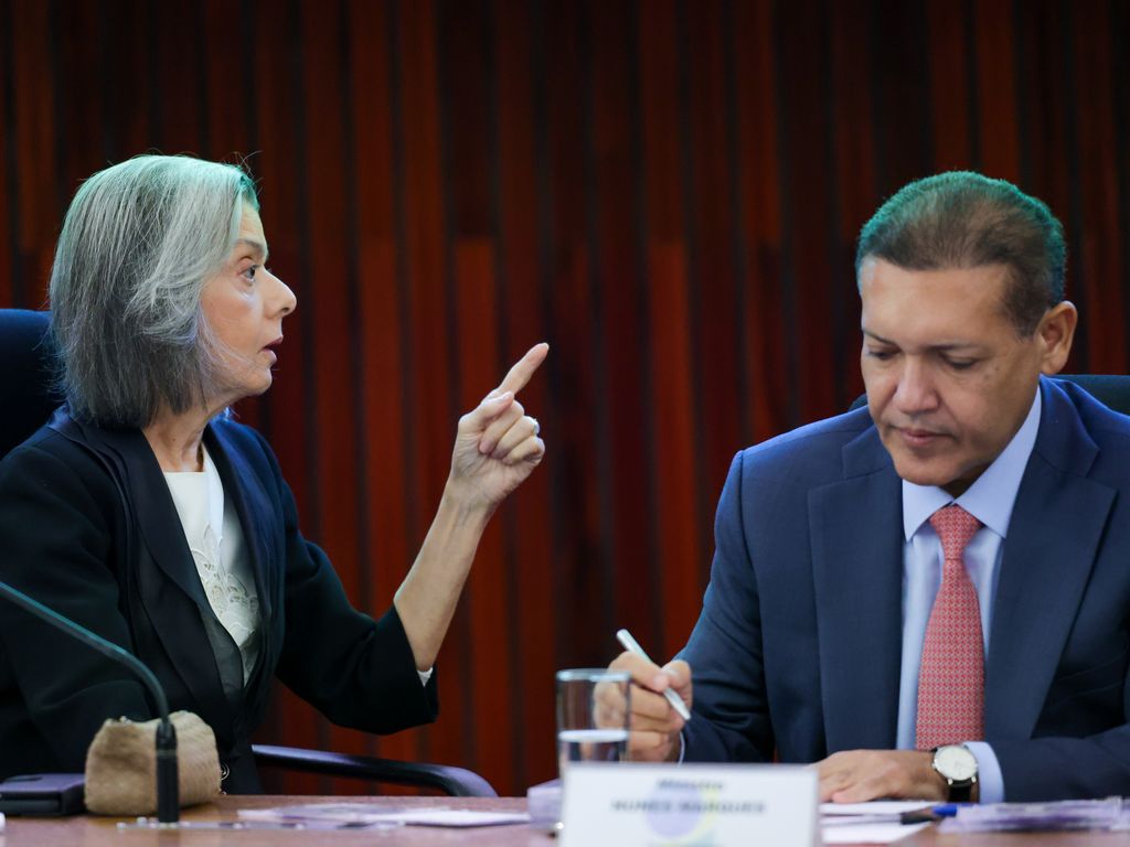 Ministro Nunes Marques vota contra condenação de Carla Zambelli no STF