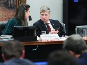 Propostas de blindagem dificultam fiscalização política no Brasil.