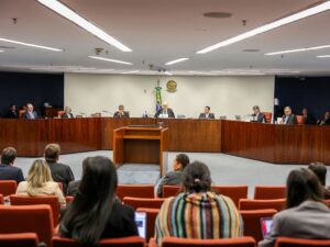 "Parlamentares e PEC da blindagem em debate judicial polêmico"
