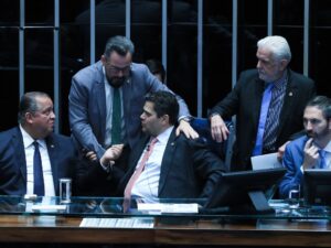 ** Imagem representativa da polêmica entre censura e liberdade de expressão nos EUA.