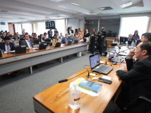 Crianças protegidas por lei nas redes sociais com supervisão parental.