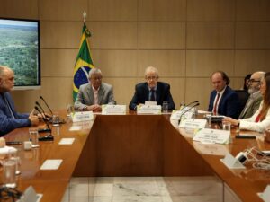 Rodrigo Maia em reunião política, mediando crises atuais.