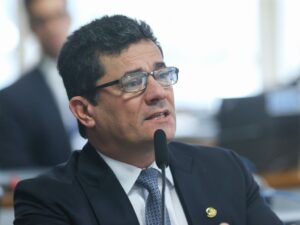 Sérgio Moro enfrenta desafios políticos em sua candidatura no Paraná.