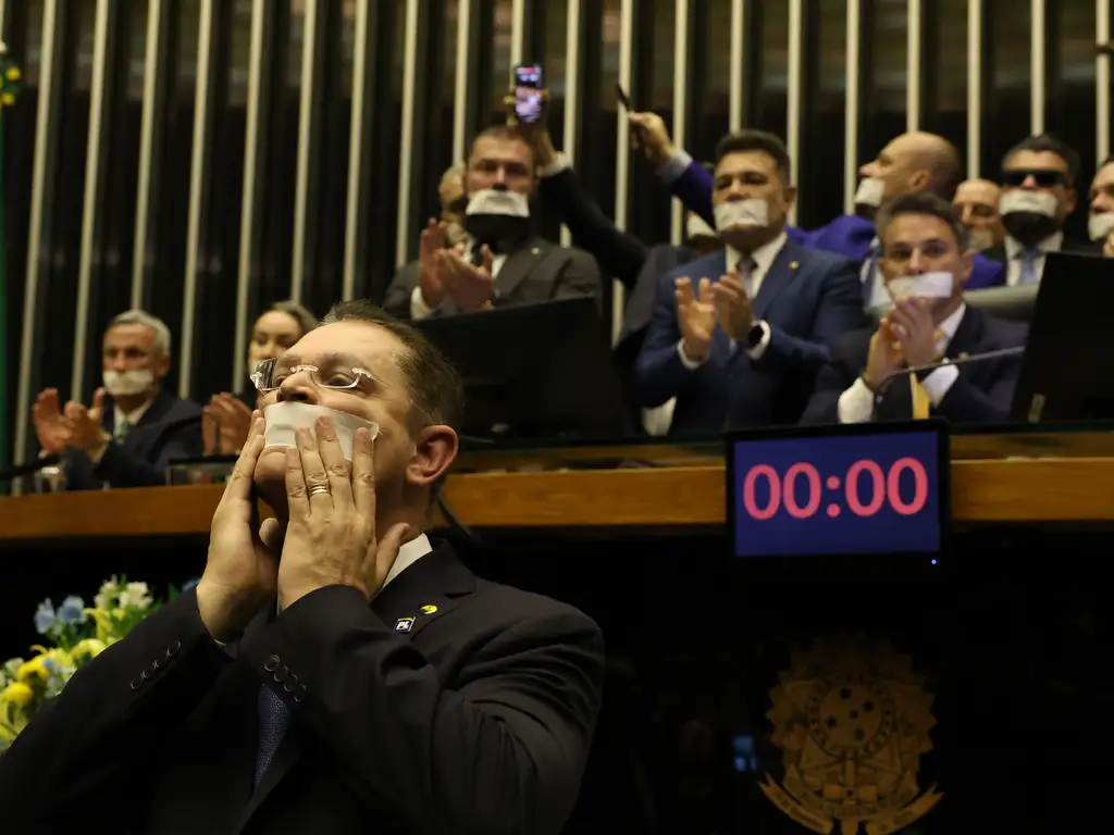 Deputado Sóstenes Cavalcante pede suspensão de Camila Jara por quebra de decoro parlamentar.