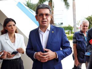 ** Pesquisa Ipsos-Ipec sobre tarifas de Trump e motivação política no Brasil.