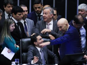Parlamentares discutem medidas contra adultização de crianças em redes sociais.