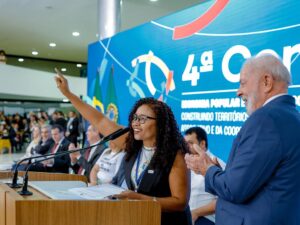 Lula discute regulamentação da economia solidária em conferência.