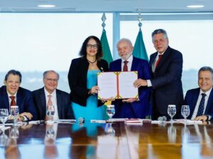 President Lula e ministros discutem soberania brasileira e sanções.