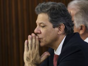 ** Slogan do governo Lula: "Do lado do povo brasileiro".