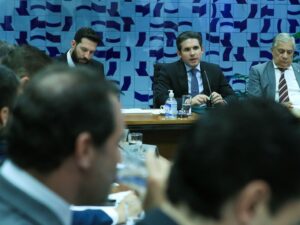 Lula cobra ministros sobre CPI do INSS durante reunião.