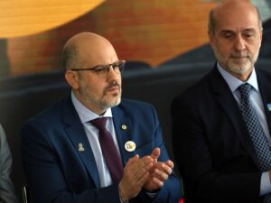 "Tensão no União Brasil após cobranças de Lula sobre cargos."