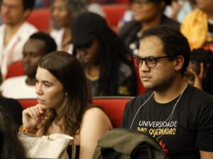 Estudantes universitários evitando debate sobre temas polêmicos.
