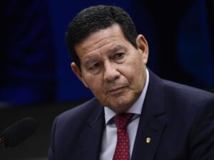 "Deputado Aécio Neves discute anistia e pacificação no STF."